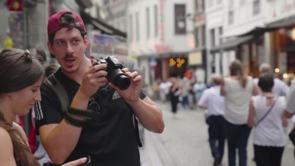 Hipster Toerist Zwart Adidas Shirt Honkbalpet Maakt Foto Met Dslr — Stockvideo