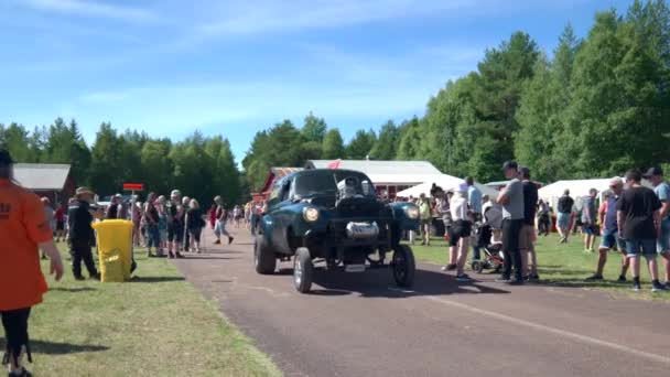 Widzowie Patrząc Stare Unikalne Samochody Motor Festival Ustanowienie Strzał — Wideo stockowe