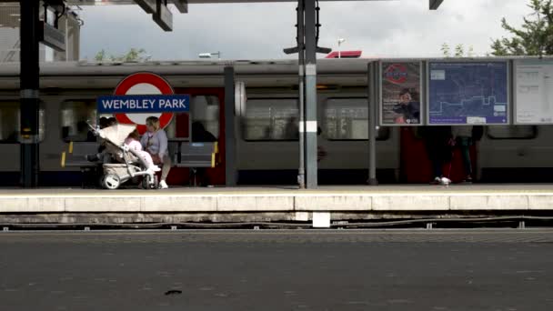 Metropolitan Train Pulling Wembley Park Station Platform Commuters Waiting Locked — Stock Video