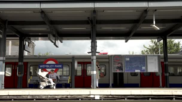 Метрополітен Train Pulling Wembley Park Station Platform Замкнені Повільні Рухи — стокове відео