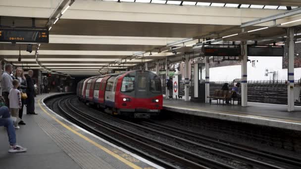 Západní Jubilee Line Vlak Přijíždí Nástupiště Finchley Road Station Dne — Stock video