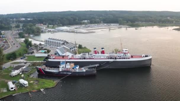 City Milwaukee Spookschip Aangemeerd Manistee Michigan Met Drone Video Bewegend — Stockvideo