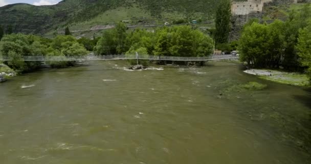 Gente Cruzando Puente Colgante Sobre Río Mtkvari Cerca Fortaleza Khertvisi — Vídeos de Stock