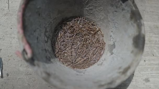 Rusty Common Wire Nails Wiadrze Materiały Budowlane Nadające Się Użytku — Wideo stockowe