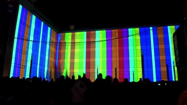Silhouet Van Crowd Watching Lichtshow Gestraald Witte Dame Eindhoven Glow — Stockvideo