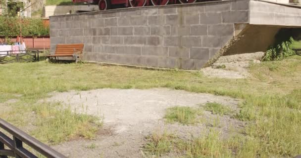 ボルジョミとバクリアーニの間の狭軌鉄道のアンティーク蒸気機関車の展示 傾斜アップショット — ストック動画