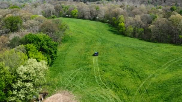 Voertuig Rijden Het Groene Veld Tijdens Landonderzoek Buurt Van Siloam — Stockvideo