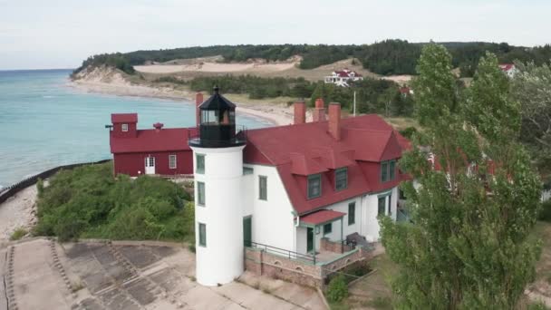 Маяк Historic Point Betsie Lighthouse Франкфорте Мичиган Расположенный Вдоль Озера — стоковое видео