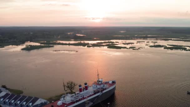 City Milwaukee Loď Duchů Zakotvil Manistee Michigan Drone Video Pohybující — Stock video