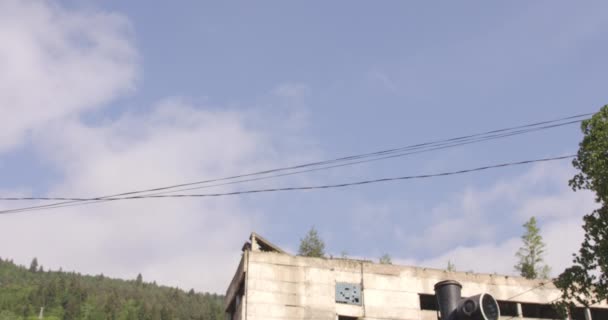 ジョージア州ボルジョミ バクリアーニから蒸気機関車を明らかにする 狭軌鉄道 ティルトダウンショット — ストック動画