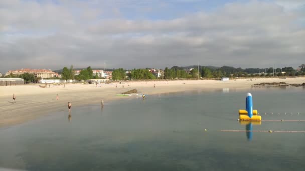Люди Которые Занимаются Спортом Пляже Гуляют Мочатся Катаются Каноэ Тренируются — стоковое видео