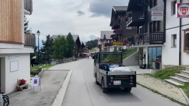 Tráfego Bettmeralp Ski Resort Verão Veículo Elétrico Passeio Bicicleta Estrada — Vídeo de Stock