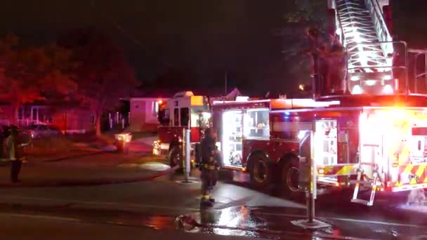 Twee Brandweermannen Communiceren Tijdens Een Oproep Terwijl Een Huis Brand — Stockvideo