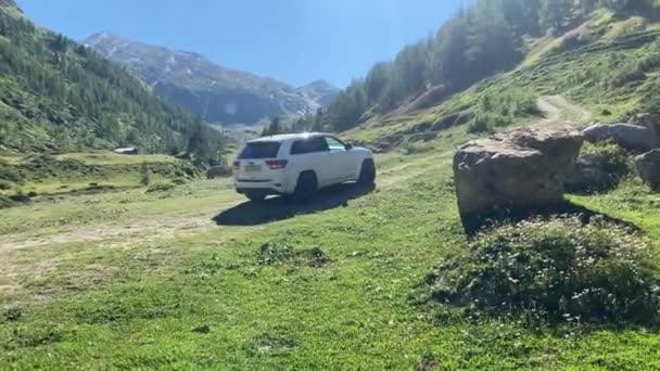 Een Suv Met Vierwielaandrijving Rijdt Een Steile Natuurlijke Weg Zwitserse — Stockvideo