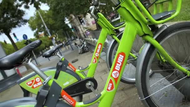 Spännande Rullande Baksida Gröna Offentliga Hyra Cyklar Budapest — Stockvideo