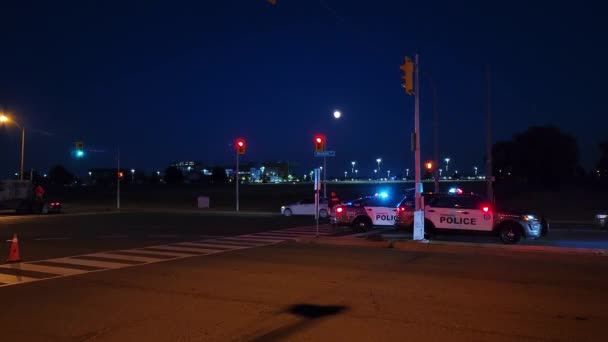 Αστυνομικοί Και Περιπολικό Πάρκαραν Στο Δρόμο Νύχτα Την Κίνηση Της — Αρχείο Βίντεο