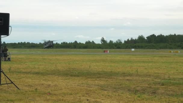 Atterraggio Con Elicottero Chinook Rullaggio Ruote Posteriori Solo Pista Salone — Video Stock