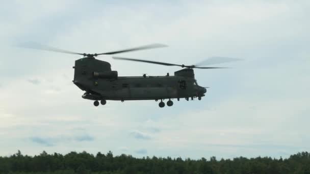 Chinook Ch47 Helikopteri Hava Gösterisinde Yavaşça Yana Doğru Uçuyor Baltık — Stok video