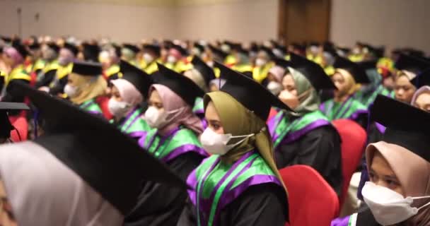 Imagen Multitud Estudiantes Ceremonia Graduación Desde Lado Sientan Usan Gorras — Vídeos de Stock