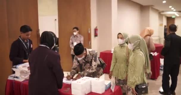 Famílias Estudantes Segurando Canetas Escrevendo Assinando Livros Visitas Formatura Antes — Vídeo de Stock