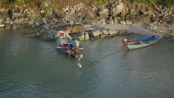 船の漁師はタイのパンガン島で釣りに行く準備ができています 高い角度 — ストック動画