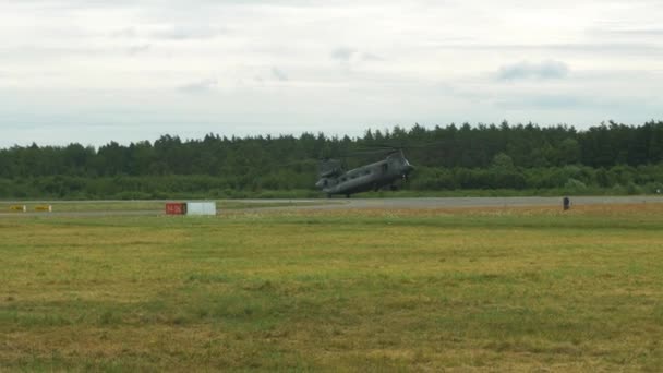 Chinook Ch47 Helikopter Landet Auf Hinterrädern Und Bewegt Sich Dann — Stockvideo