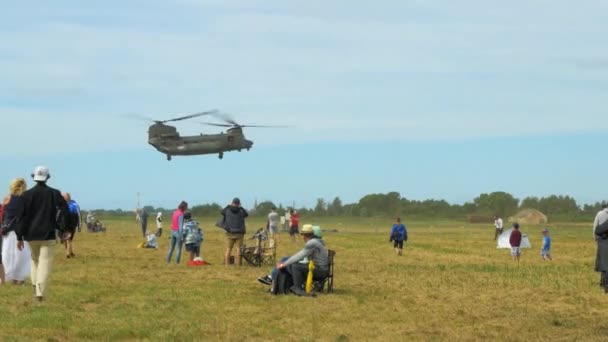 Chinook Ch47 Helikopter Bleibt Bei Flugshow Vor Zuschauern Stabil — Stockvideo