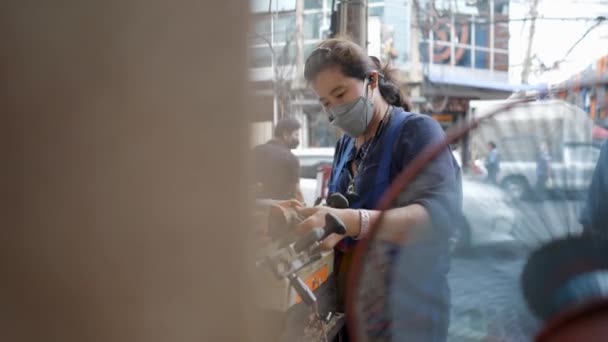 Thai Woman Mask Making Key Key Cutting Machine Längs Gatan — Stockvideo