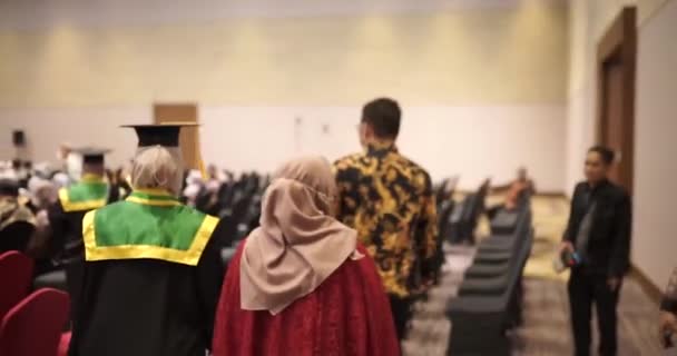 Студенческая Семья Присутствовавшая Церемонии Вручения Дипломов Ищет Место Сидения — стоковое видео