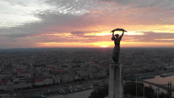Krásná Letecká Dráha Sochy Svobody Budapešti Barevný Východ Slunce — Stock video