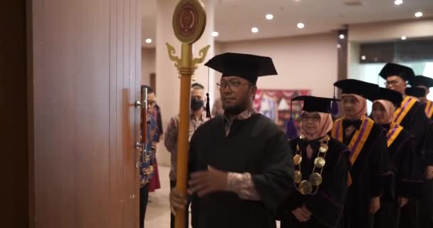 Professor Dekan Oder Kanzler Betritt Den Graduiertensaal Der Universität Und — Stockvideo