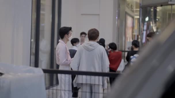 Alışveriş Merkezindeki Genç Erkek Ünlüler Hayranları Fotoğraf Çekiyor Geniş — Stok video