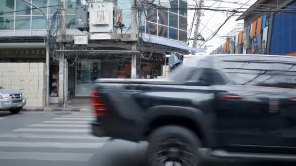 Tráfico Calle Bangkok Con Repartidor Descargando Pila Cajas Camión Reparto — Vídeos de Stock