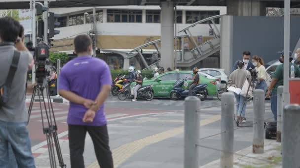 Filmning Uppsättning Nyhet Intervju Med Tung Trafik Bakgrunden Bangkok Thailand — Stockvideo