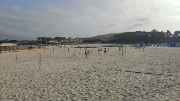 Adulto Entrenador Fútbol Playa Con Niños Observa Actividad Entre Las — Vídeo de stock