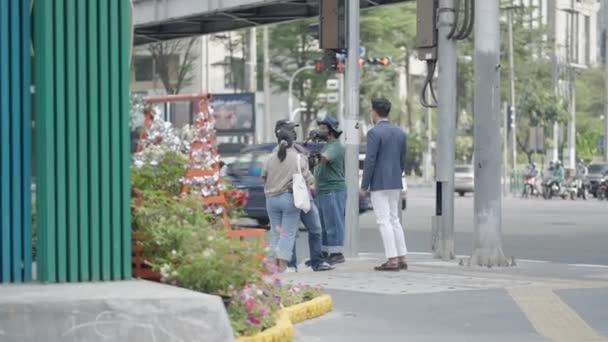 バンコクの通り沿いの昼間の風景 屋外メディアインタビューをカバーするカメラオペレーター — ストック動画
