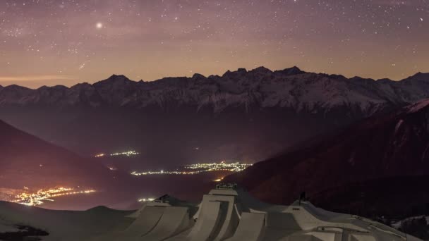 Plan Nocturne Des Étoiles Orbite Autour Chaîne Montagnes Enneigées Snowpark — Video