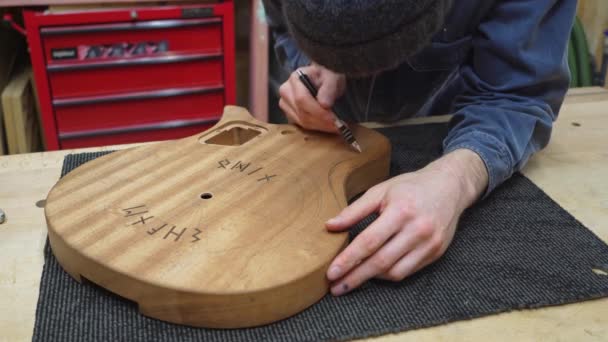 Curva Desenho Luthier Profissional Para Esculpir Parte Trás Corpo Guitarra — Vídeo de Stock