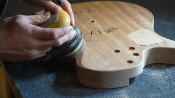 Luthier Cuerpo Guitarra Lijado Con Herramienta Eléctrica Primer Plano — Vídeo de stock