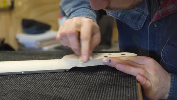 专业木匠用砂纸擦拭吉他手头 — 图库视频影像
