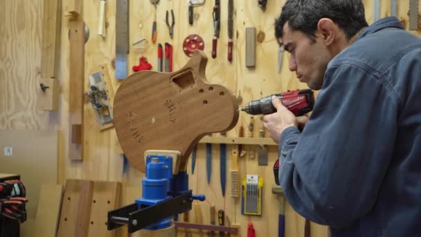 Guitarra Fabricante Perforación Agujero Para Botón Correa Cuerpo Guitarra Taller — Vídeos de Stock