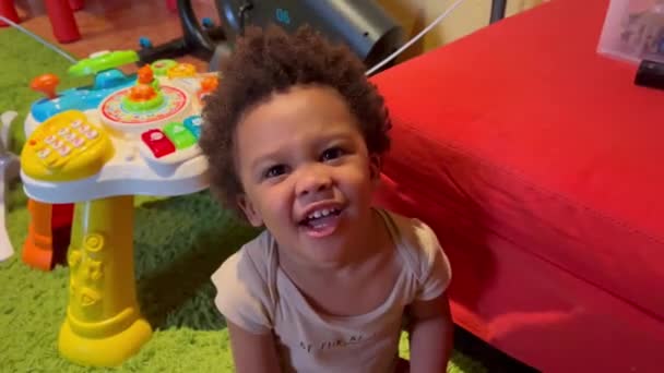 Αξιολάτρευτο Και Εξωτικό Δίχρονο Παιδί Γελάει Ενώ Παίζει Τον Μπαμπά — Αρχείο Βίντεο