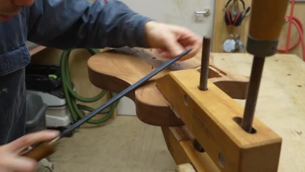 Especialista Woodworker Esculpir Corpo Guitarra Com Grosa Trabalho Manual Artesanato — Vídeo de Stock