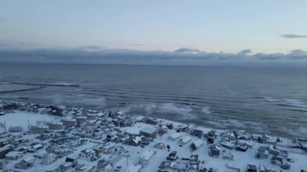 北海道の海岸沿いの海辺の家 空中ドローン撮影 — ストック動画