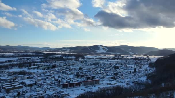 Kışın Dağlık Vadide Güzel Misafirperver Olmayan Bir Kasaba — Stok video