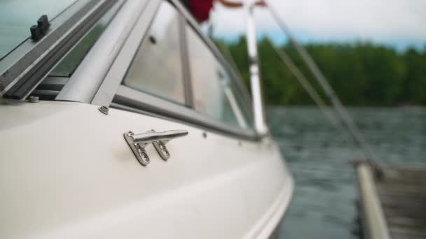 Vue Déconcentrée Une Femme Portant Gilet Sauvetage Sortant Bateau Sur — Video