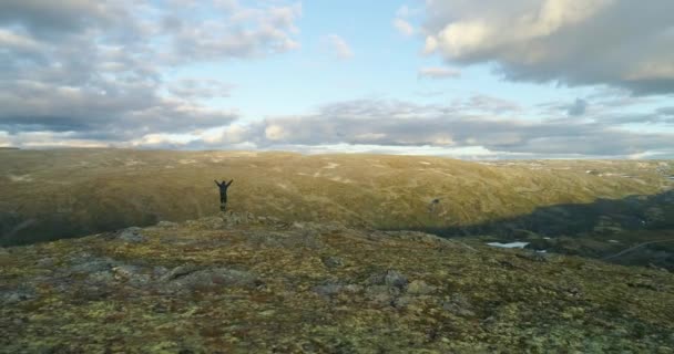 Wanderer Auf Dem Hardangervidda Gipfel Strecken Die Arme Sonnenuntergang Aus — Stockvideo