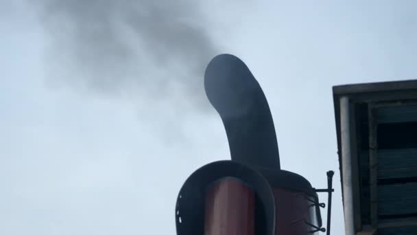 Чорний Дим Від Поромного Човна Flue Проти Чистого Неба Денний — стокове відео