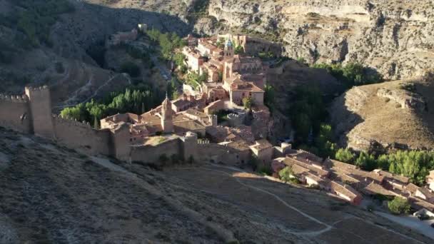 西班牙Teuel的Albarracin城墙和村庄的空中前瞻性景观 西班牙最美丽的地方之一 — 图库视频影像
