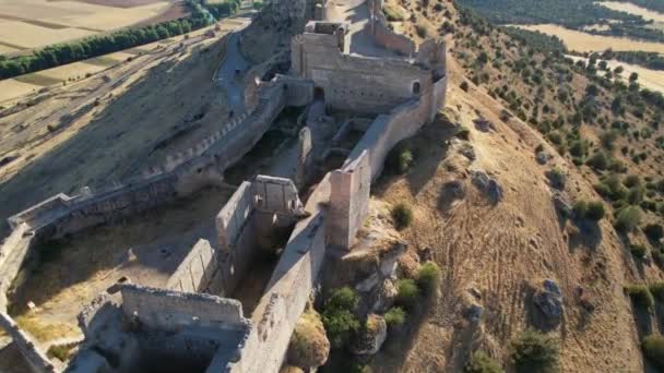 ゴルマズ ソリア スペイン 丘の上の印象的なイスラム要塞の空中ビューは Duero川の近くに Ix世紀に建てられました — ストック動画